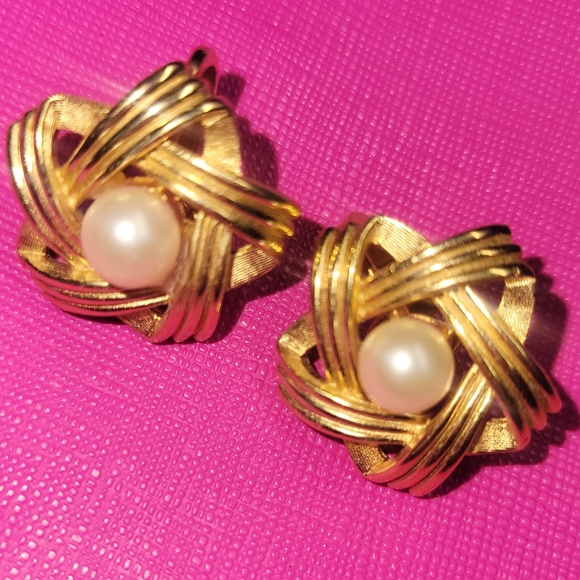 Trifari Jewelry - VTG Crown Trifari Gold Tone Pearl Clip On Earrings